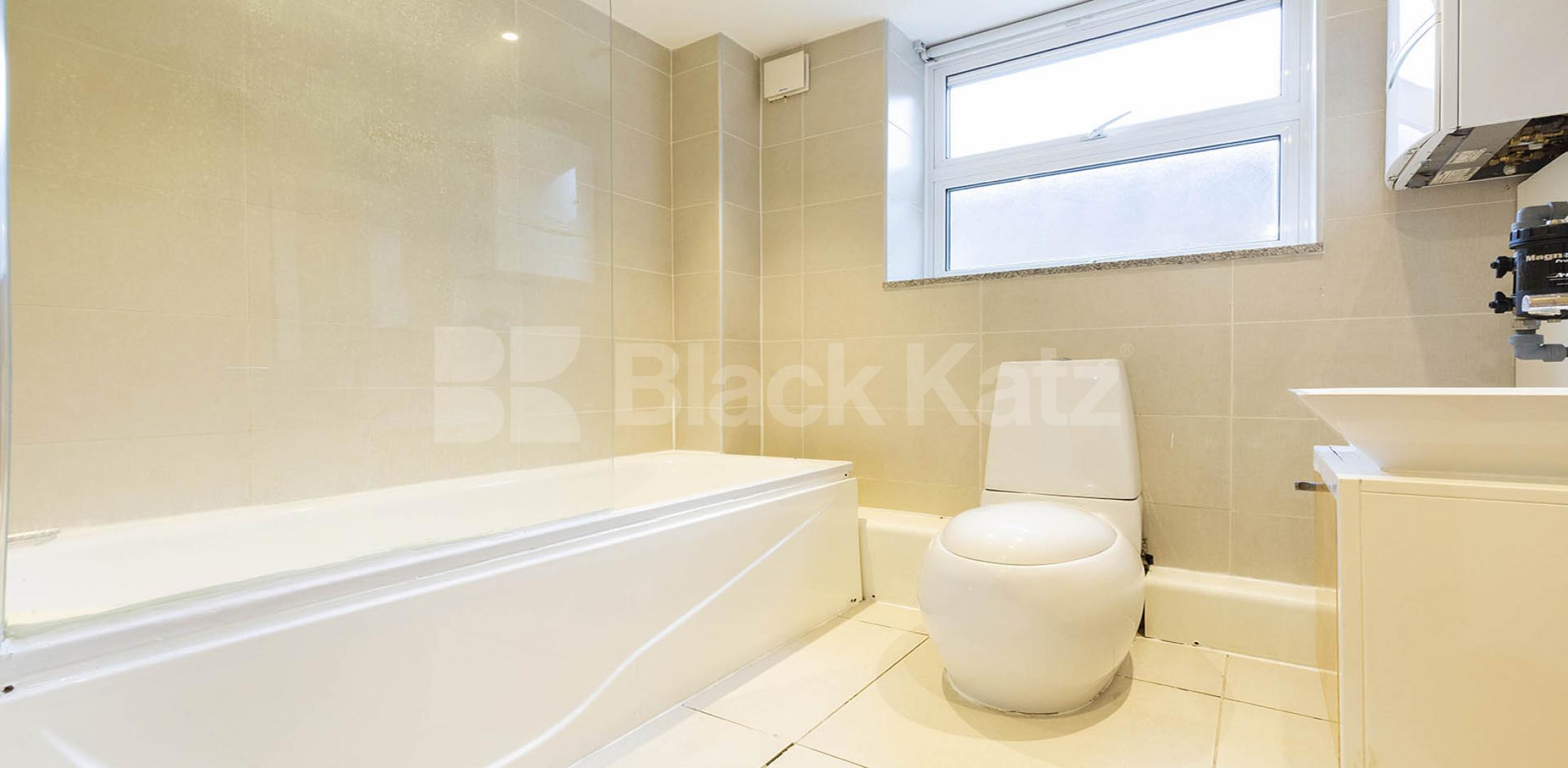 Modern two double bedrrom flat in a private gated development close to shops. Hornsey High Street, Hornsey
